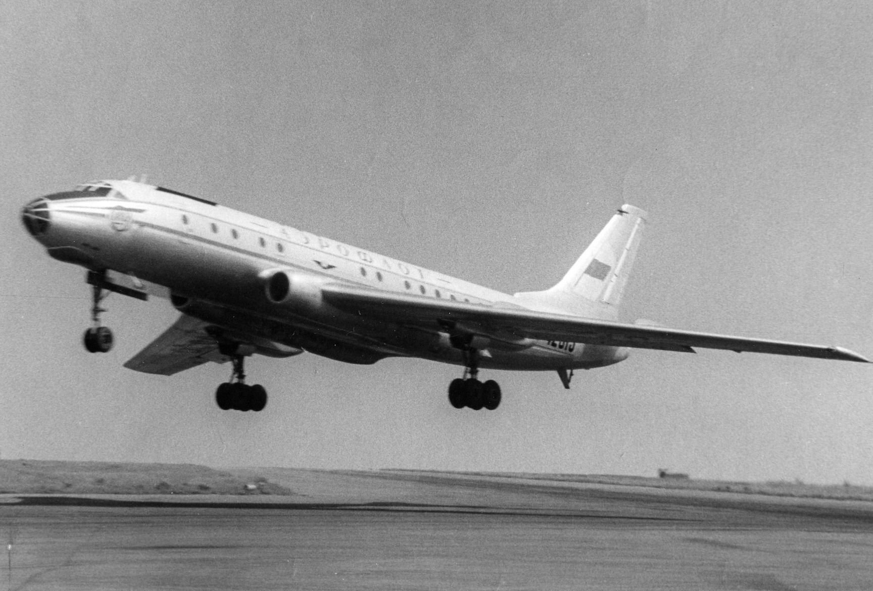 Первый реактивный пассажирский самолет. Ту-104 пассажирский самолёт. Ту-104 двухдвигательный реактивный самолёт. Ту 104 1956. Первый реактивный пассажирский самолет ту-104.