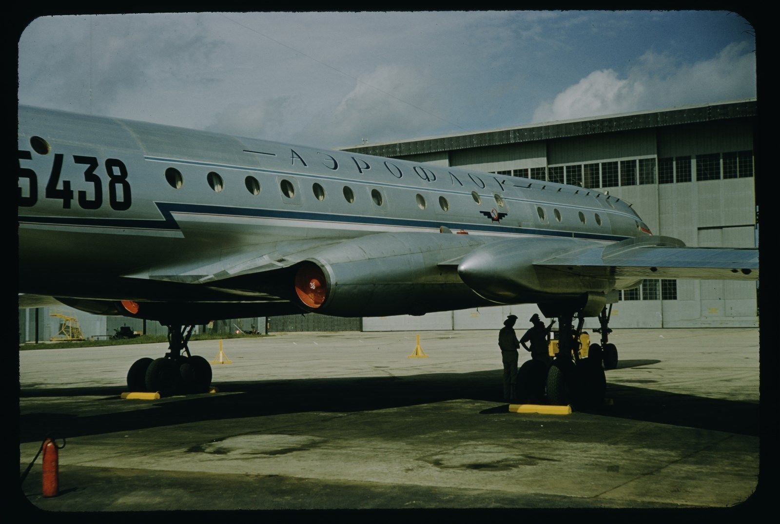 Первые реактивные пассажирские самолеты. Ту-104 пассажирский. Самолет ту 104. Самолет Туполева ту 104. Ту-104 двухдвигательный реактивный.