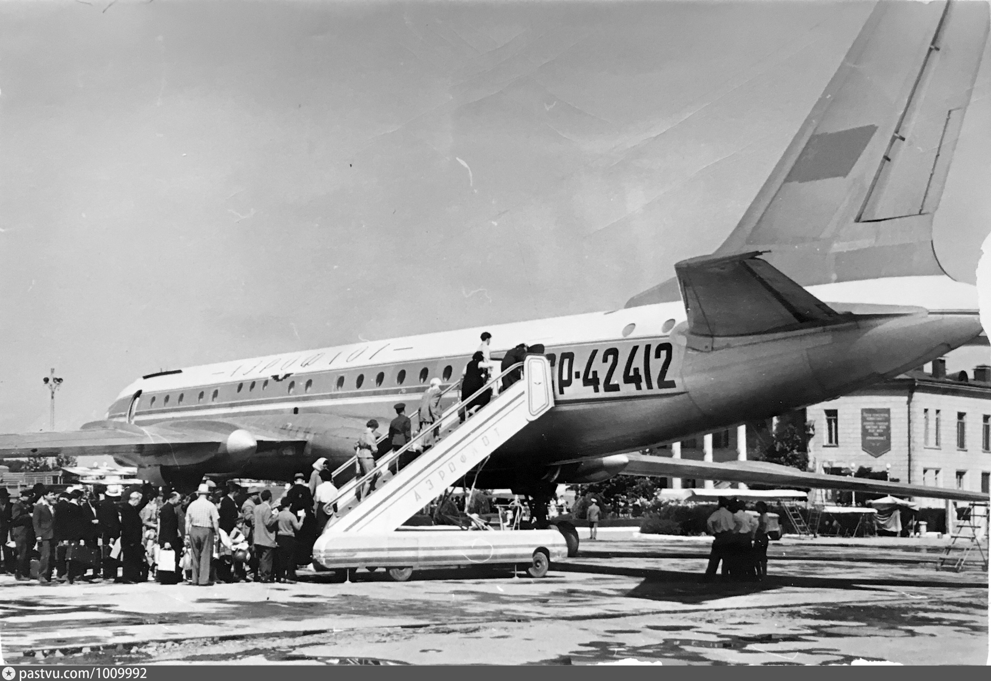 Первые реактивные пассажирские самолеты. Ту-104 пассажирский самолёт. Ту-104 Толмачево. Самолет ту 104а Новосибирск. Самолет ту 124.