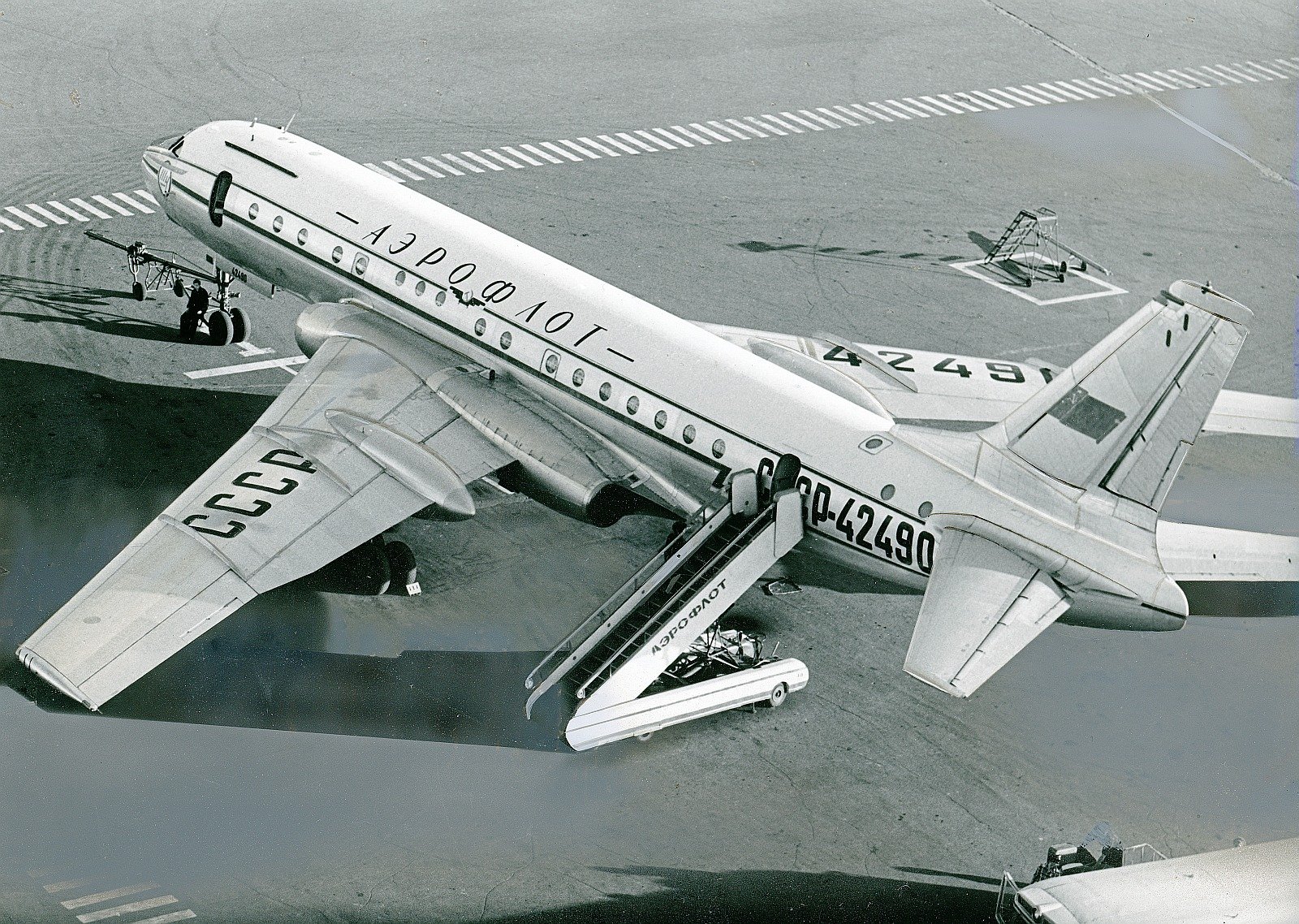 Первые реактивные пассажирские самолеты. Самолет ту 104. Реактивный пассажирский самолет ту-104. Ту-104 двухдвигательный реактивный самолёт. Ту-104 1955.
