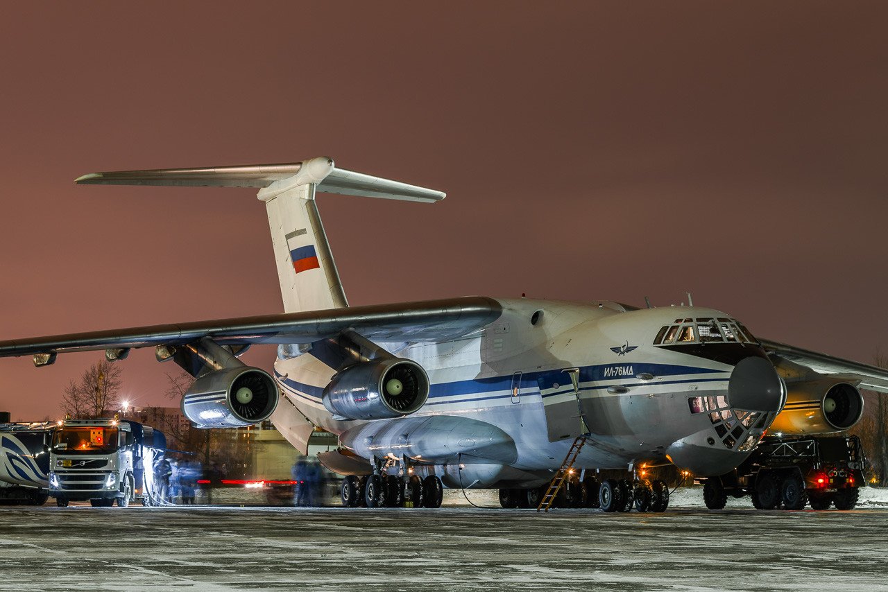 Первые грузовые самолеты. Ил-76 военно-транспортный самолёт. Ил 76 ВТА. Ил-76мд-90а. Военный грузовой самолет ил 76.