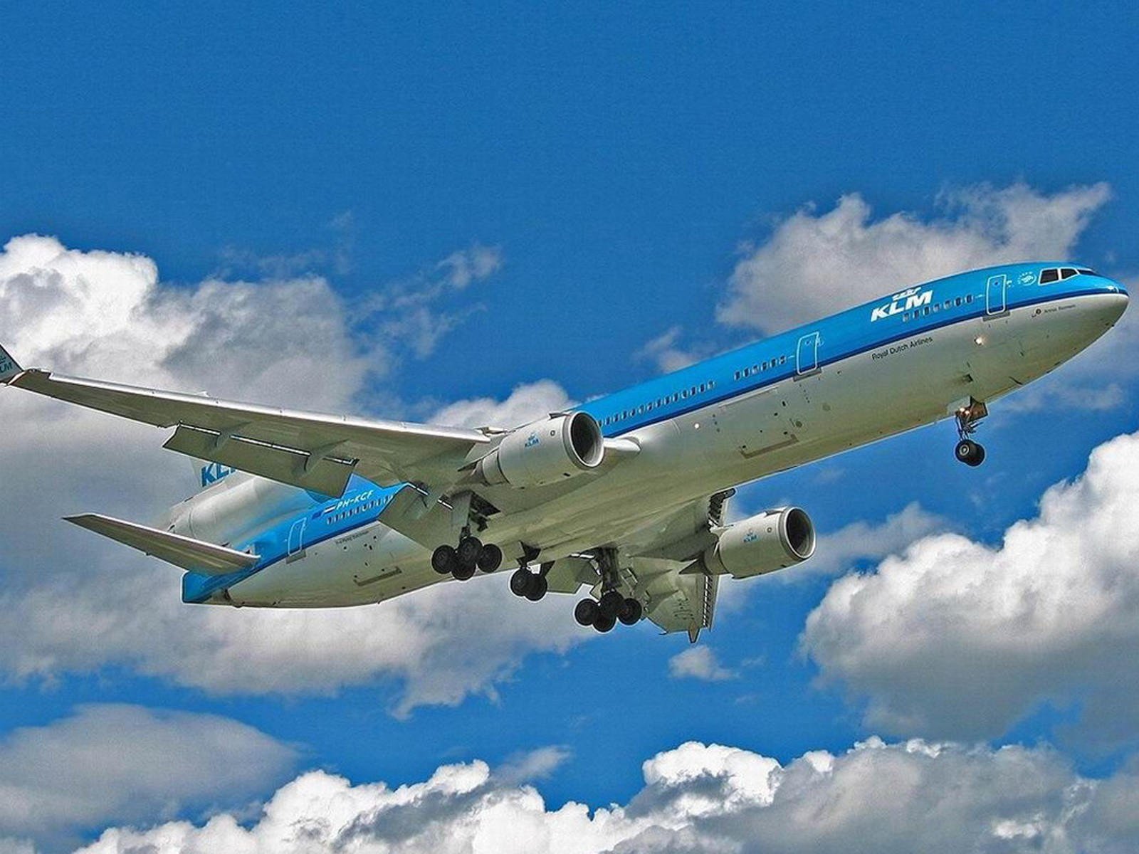 Пассажирский самолет в небе фото
