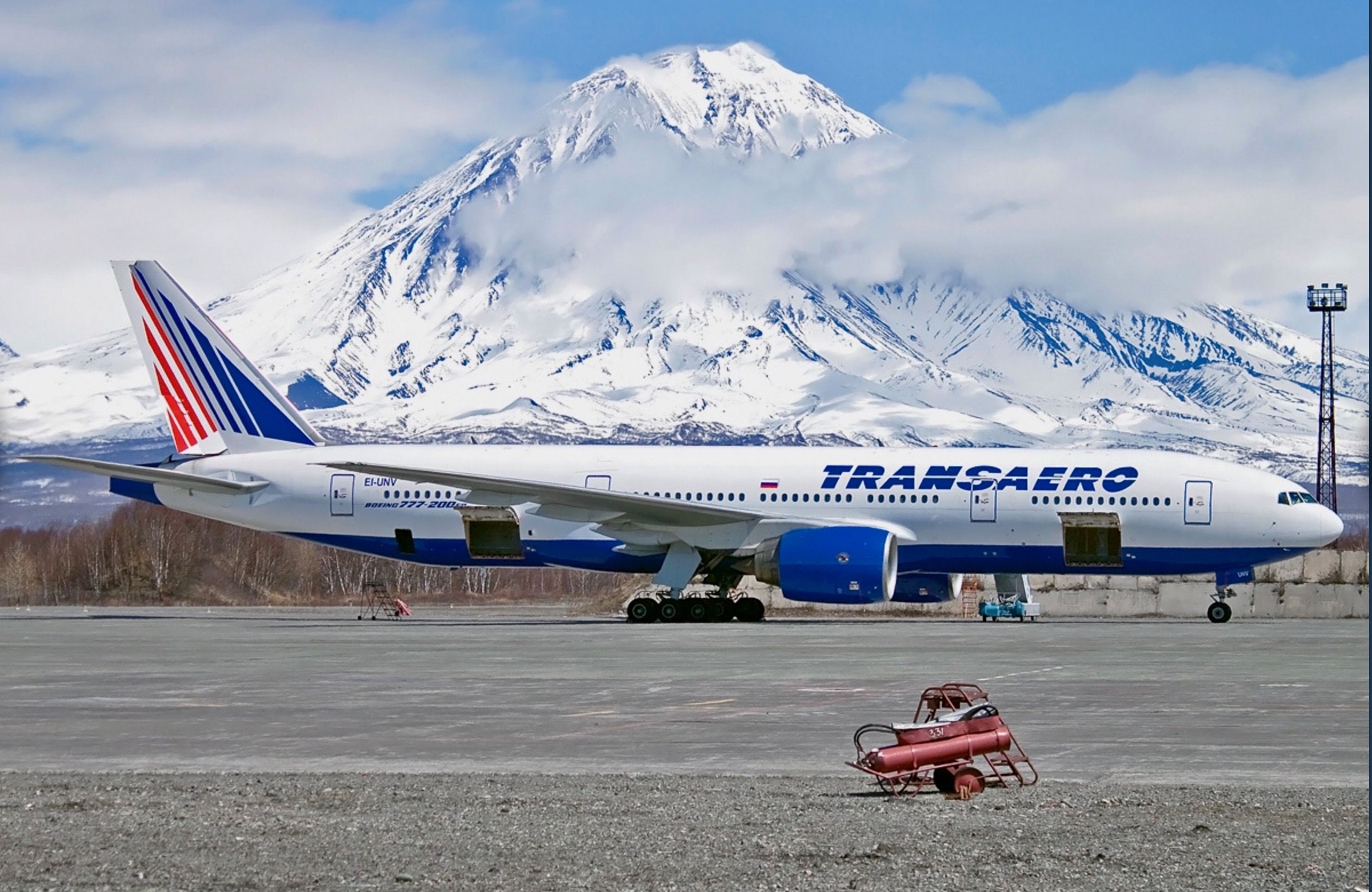 Какой самолет. Трансаэро авиакомпания Боинг 747. Авиакомпания Трансаэро Боинг 777. Самолет Боинг 777 Трансаэро. Боинг 777 Елизово.