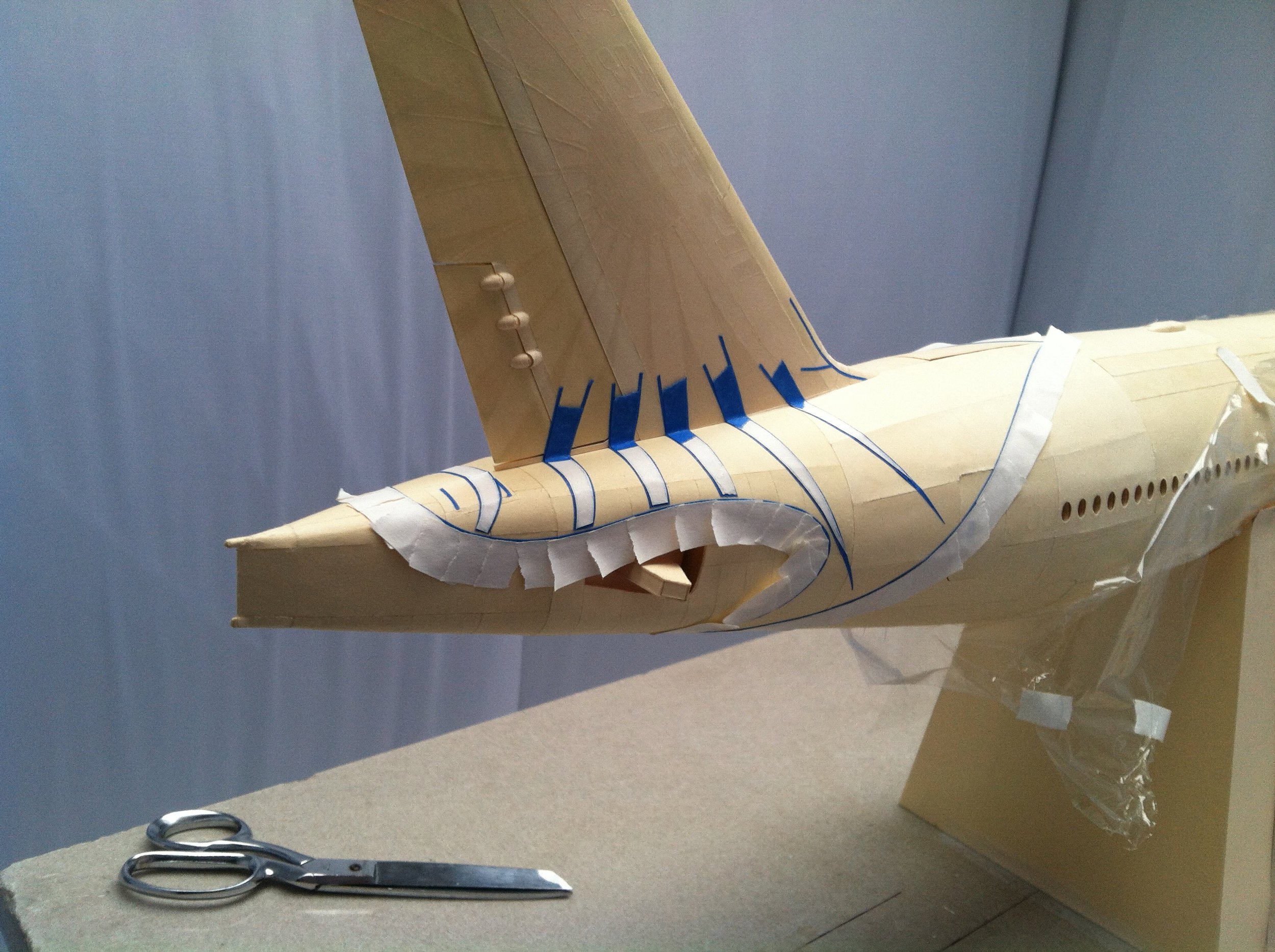 Большая модель самолета. Бумажная модель Air India Boeing 777. Бумажное моделирование Боинг 777. Самолет из картона. Модель самолета из картона.