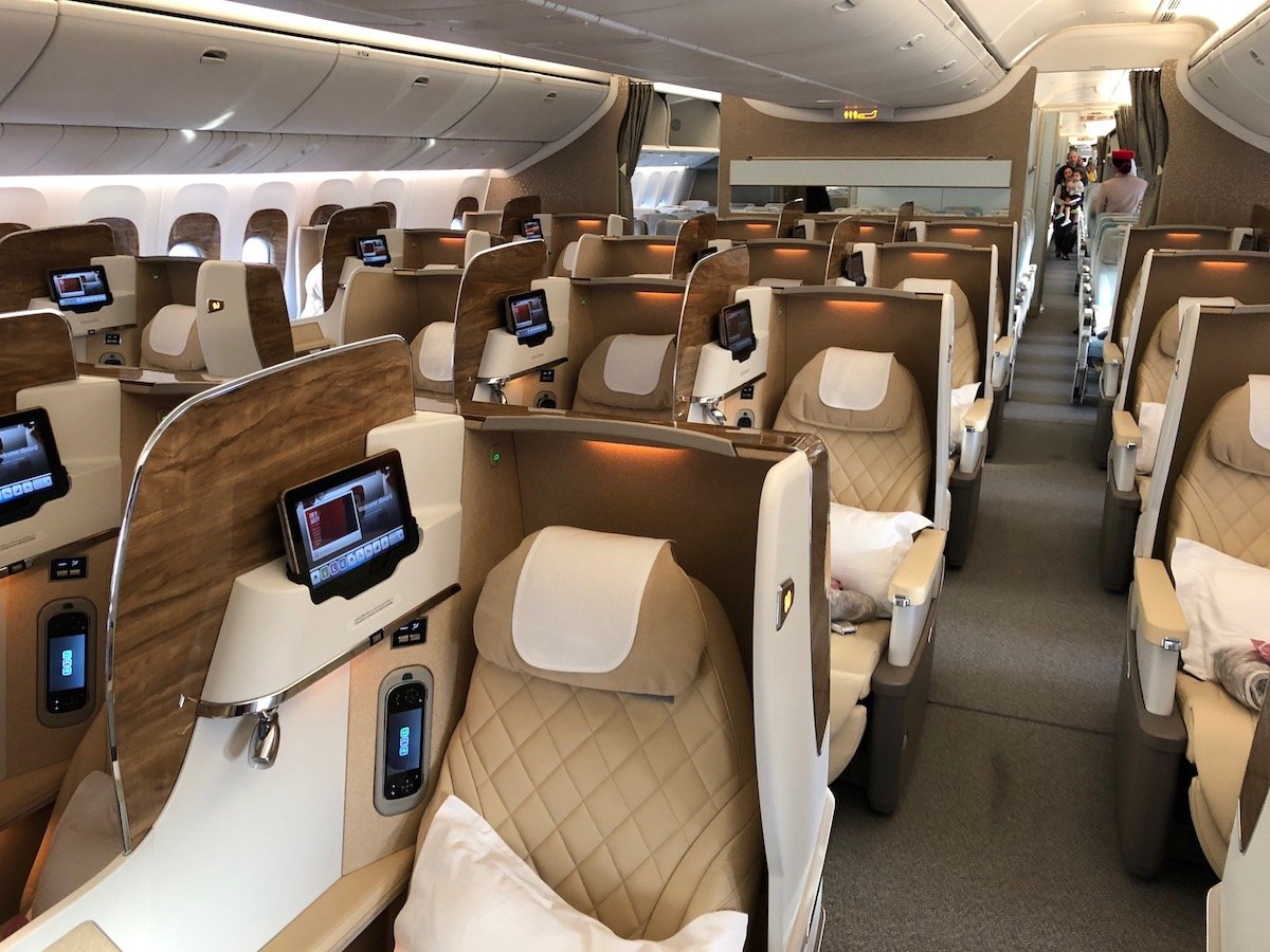 Бизнес класс б. Боинг 777 Эмирейтс салон. Boeing 777 Emirates бизнес класс. Аэробус а320 Эмирейтс. Emirates 777-300er first class.