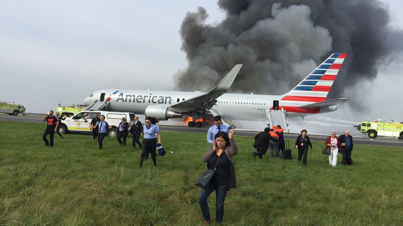 Тутуруту самолет. American Airlines 383. Аварийная ситуация в самолете. Аварийные ситуации в авиации. Пожар в самолете.