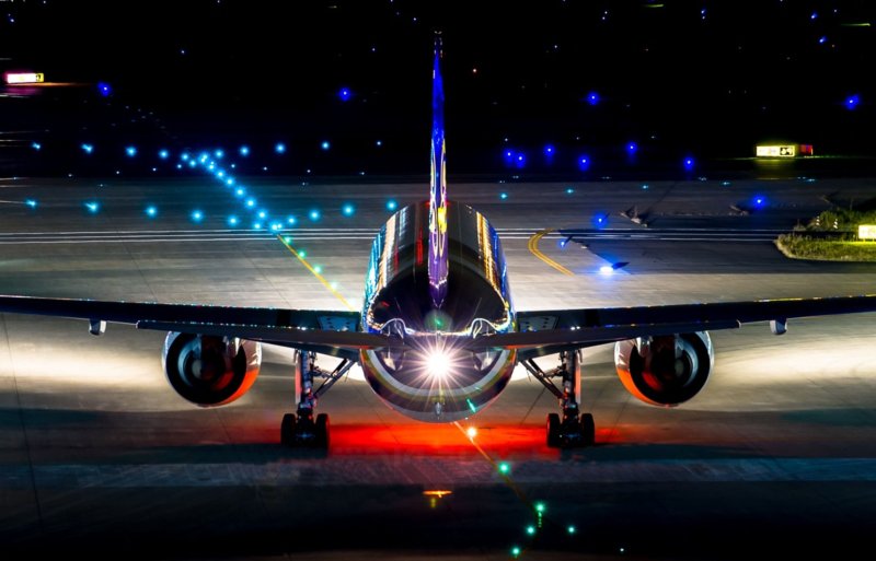 Самолет Боинг 777 ночь