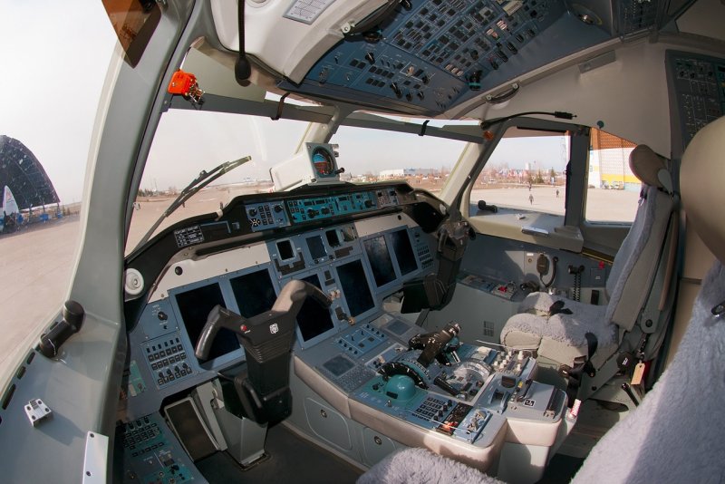 Ту-204 кабина пилотов