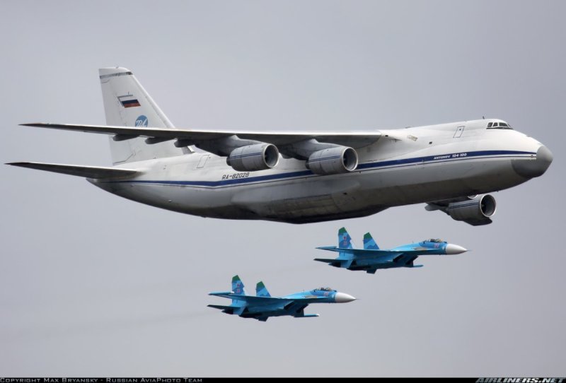 АН-124 военно-транспортный самолёт