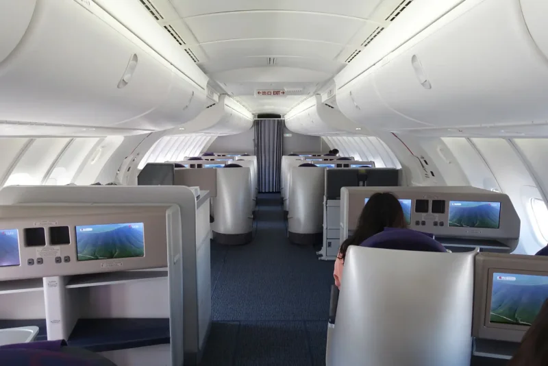 Самолет 747-400 салон