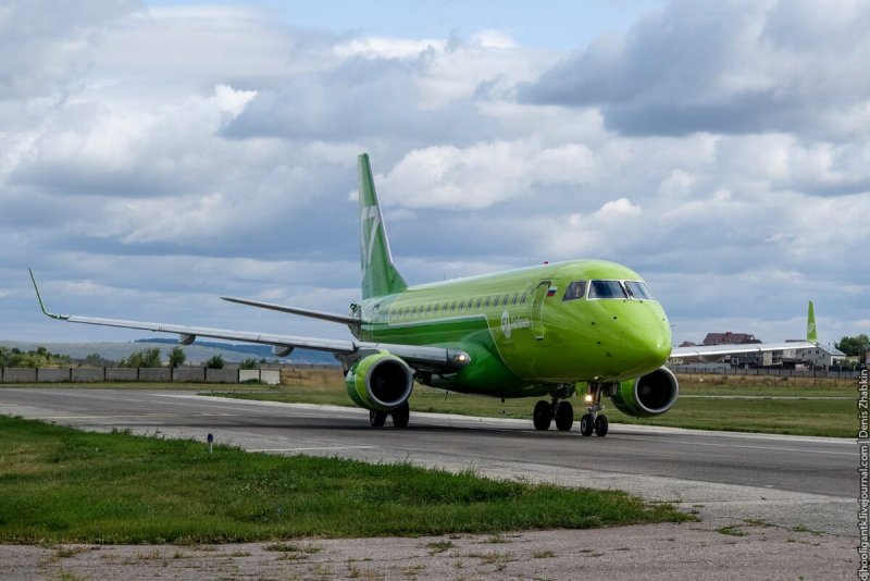Самолет огромный зеленый