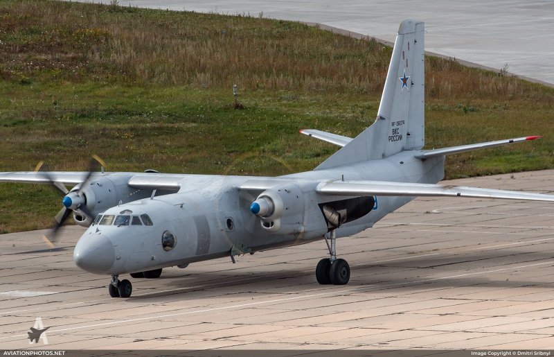 АН-26 военно-транспортный самолёт