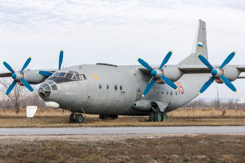 АН-32 военно-транспортный самолёт фото
