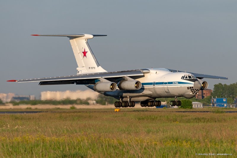 АН-124 С истребителями