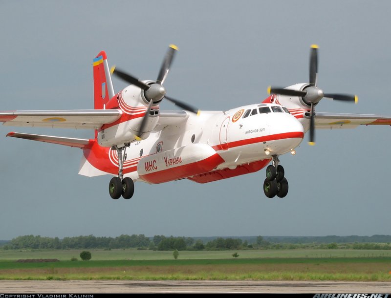 АН-32 военно-транспортный самолёт