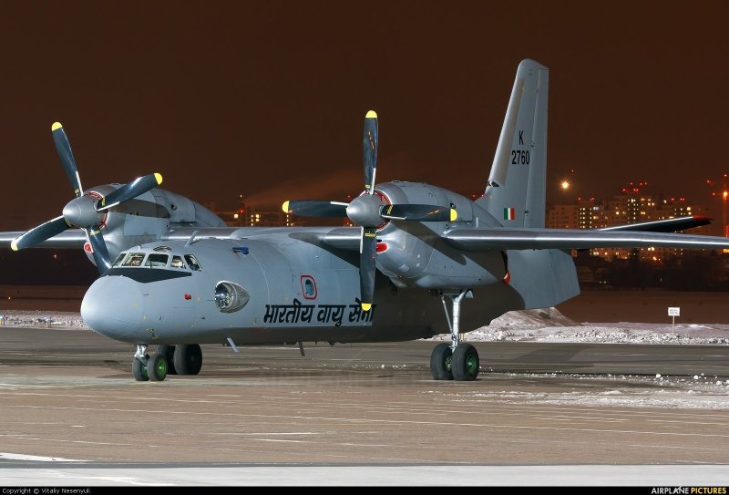 АН-32 военно-транспортный самолёт