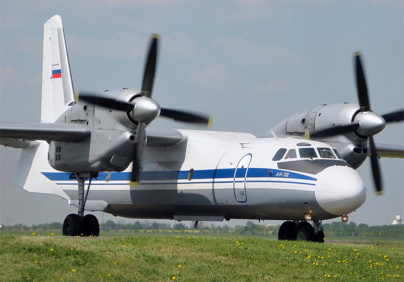 АН-32 военно-транспортный самолёт