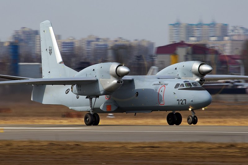 АН-32 военно-транспортный самолёт