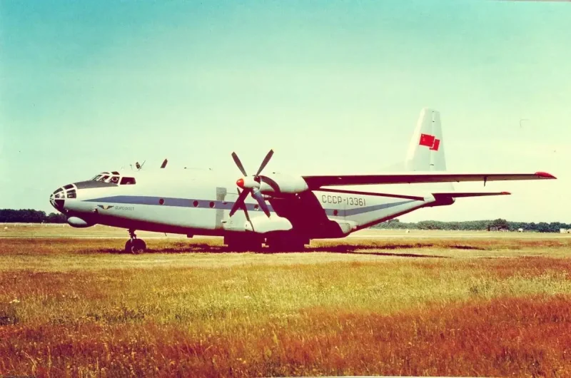 АН-8 самолет