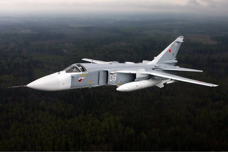 Су-24 бомбардировщик