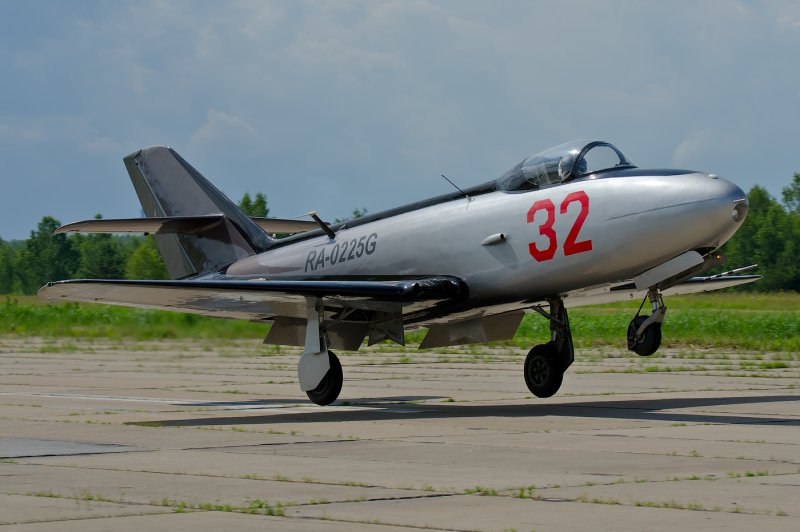 Учебно-тренировочный самолет як-32.