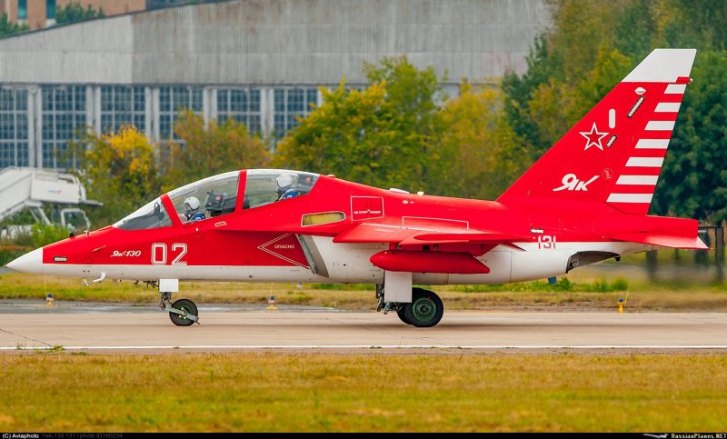 Як-130 красный