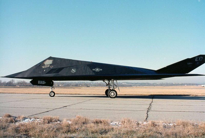 Стелс-бомбардировщик f-117