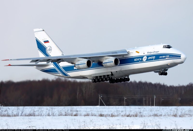 Самолет АН 124 100 Руслан