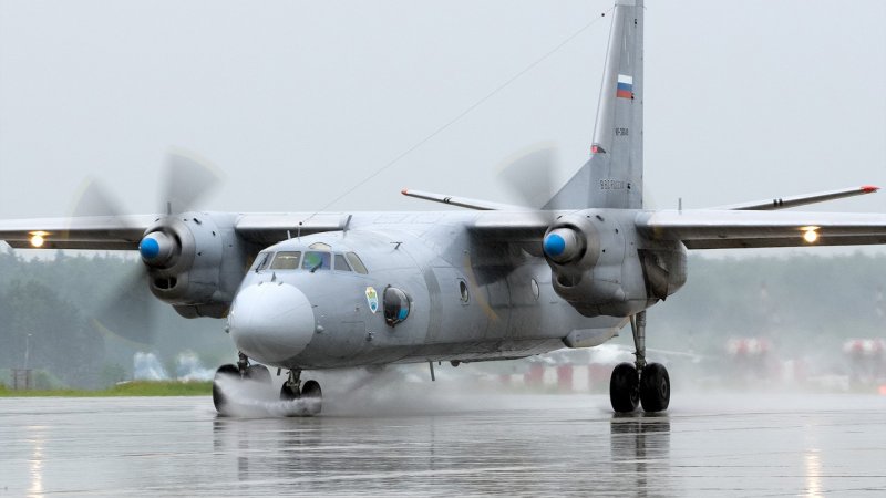 АН-26 военно-транспортный самолёт