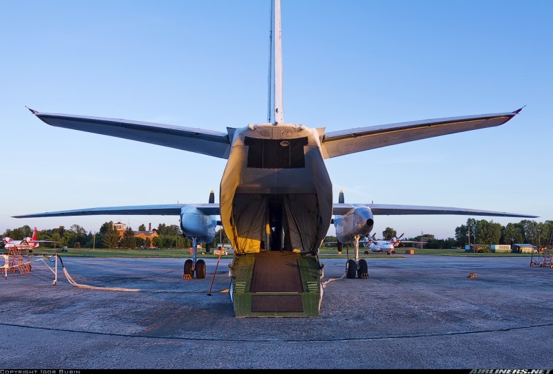 АН-26 военно-транспортный самолёт