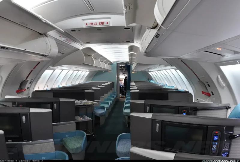 Двухэтажный самолёт Боинг 747 изнутри