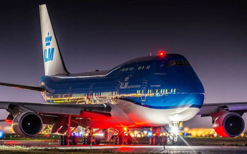 Двухпалубный самолет Боинг 747