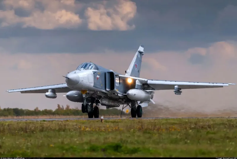 Су-24 бомбардировщик