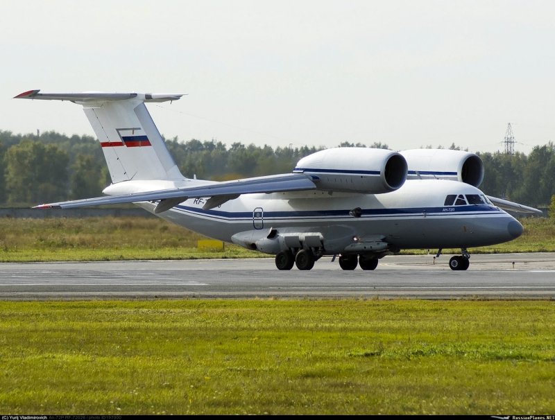 АН-72 военно-транспортный самолёт