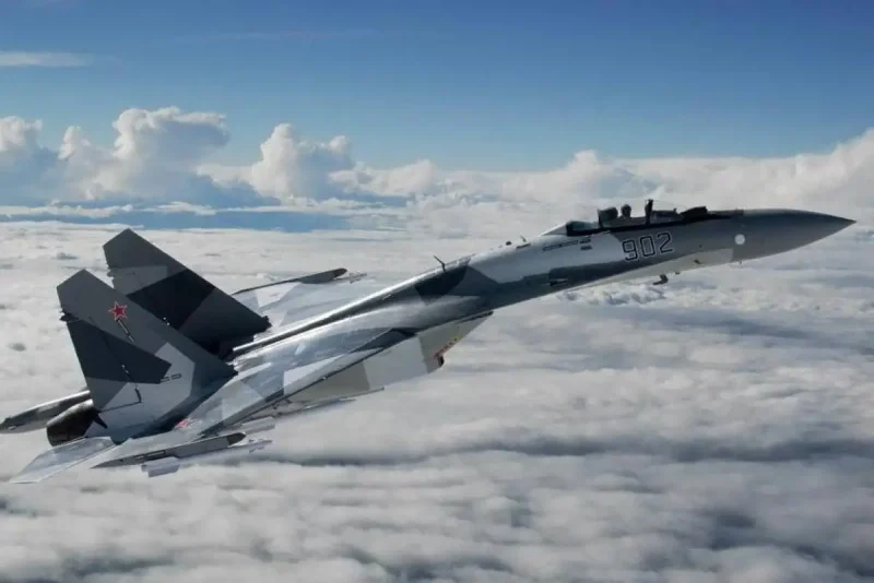 Военный истребитель Су-35