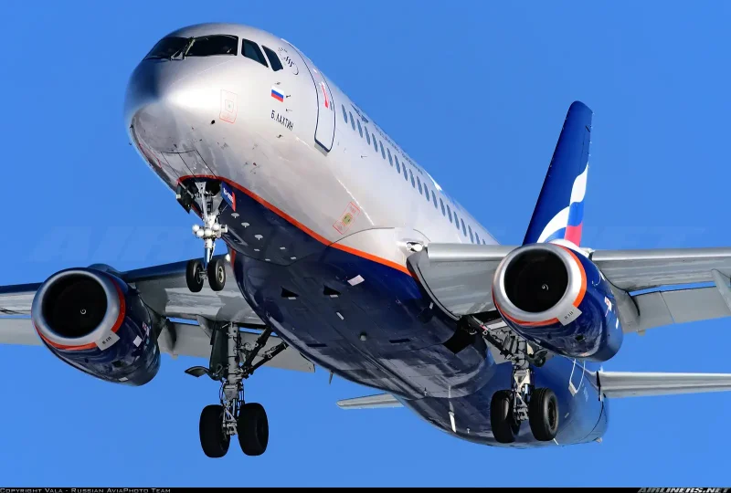 Superjet 100 снизу