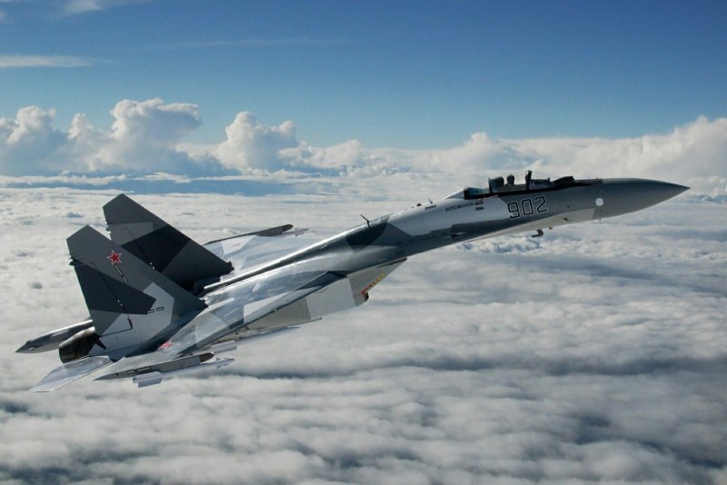 Военный истребитель Су-35