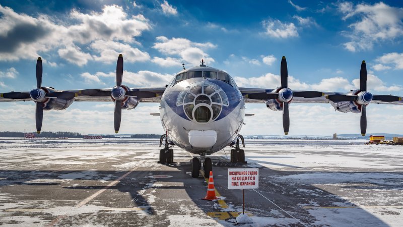 АН-26 военно-транспортный самолёт