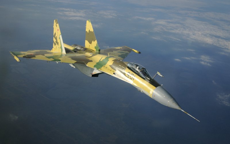 Самолет Су-35 поколения 4++