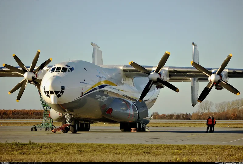 Тяжёлый военно-транспортный самолёт АН-22 («Антей»)