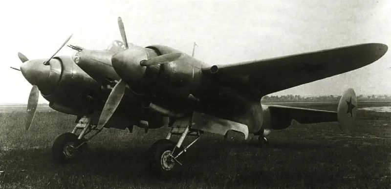 Советский бомбардировщик пе-2