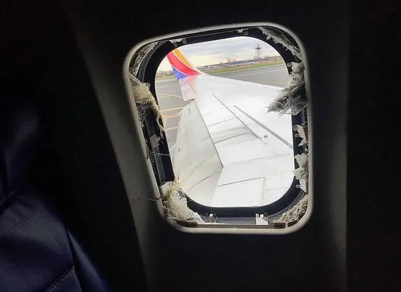 Открытая дверь самолета