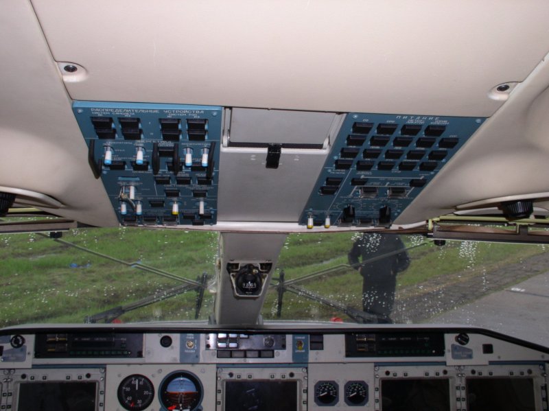 Ил-114-300 кабина пилотов