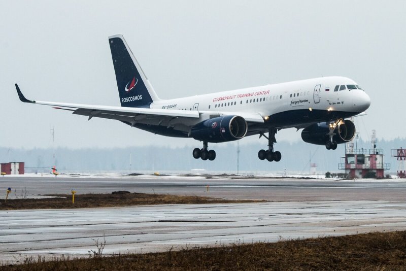 Ту-204 пассажирский самолёт ред Вингз