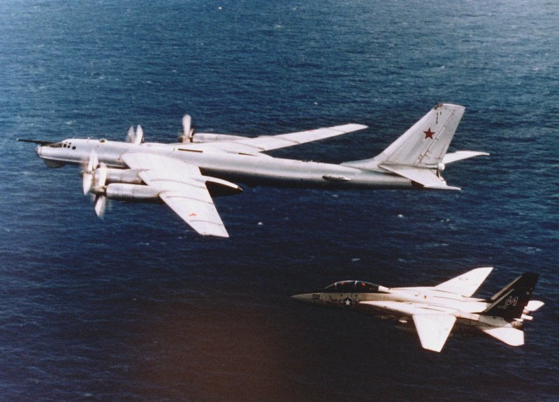 Ту-95 в сопровождении истребителей НАТО