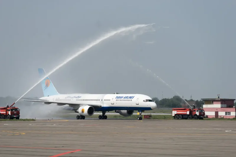 Астраханский аэропорт самолет летает
