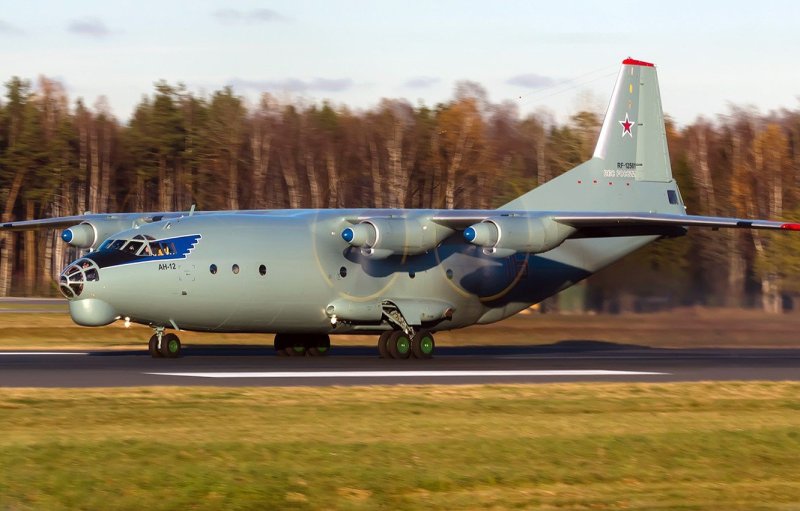 АН-12 военно-транспортный самолёт