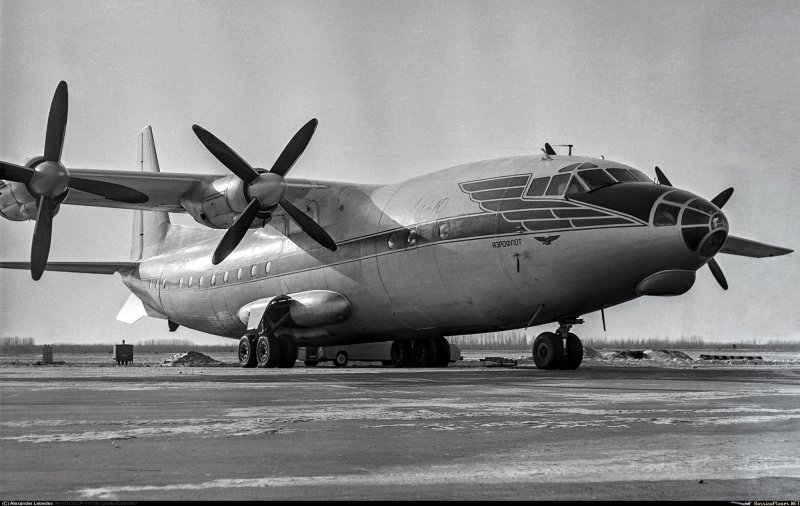 АН-10 пассажирский самолёт