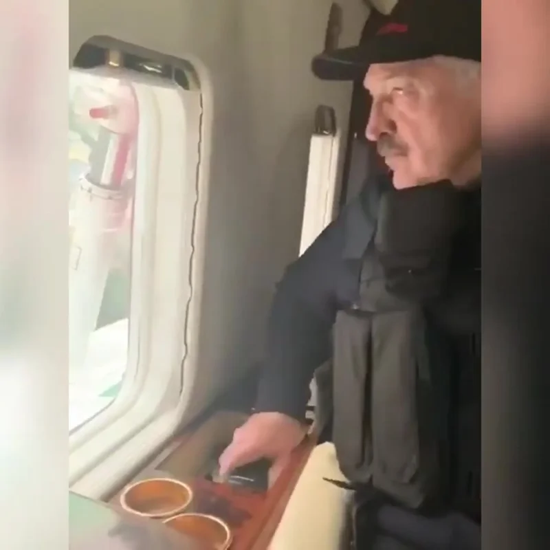 Самолет Лукашенко в небе