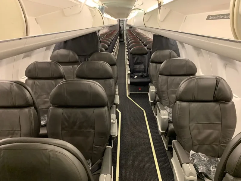 Самолёт Embraer 170 кабина